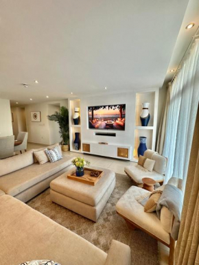 CoastalHome 75inch TV 5min drive to the City & Beach